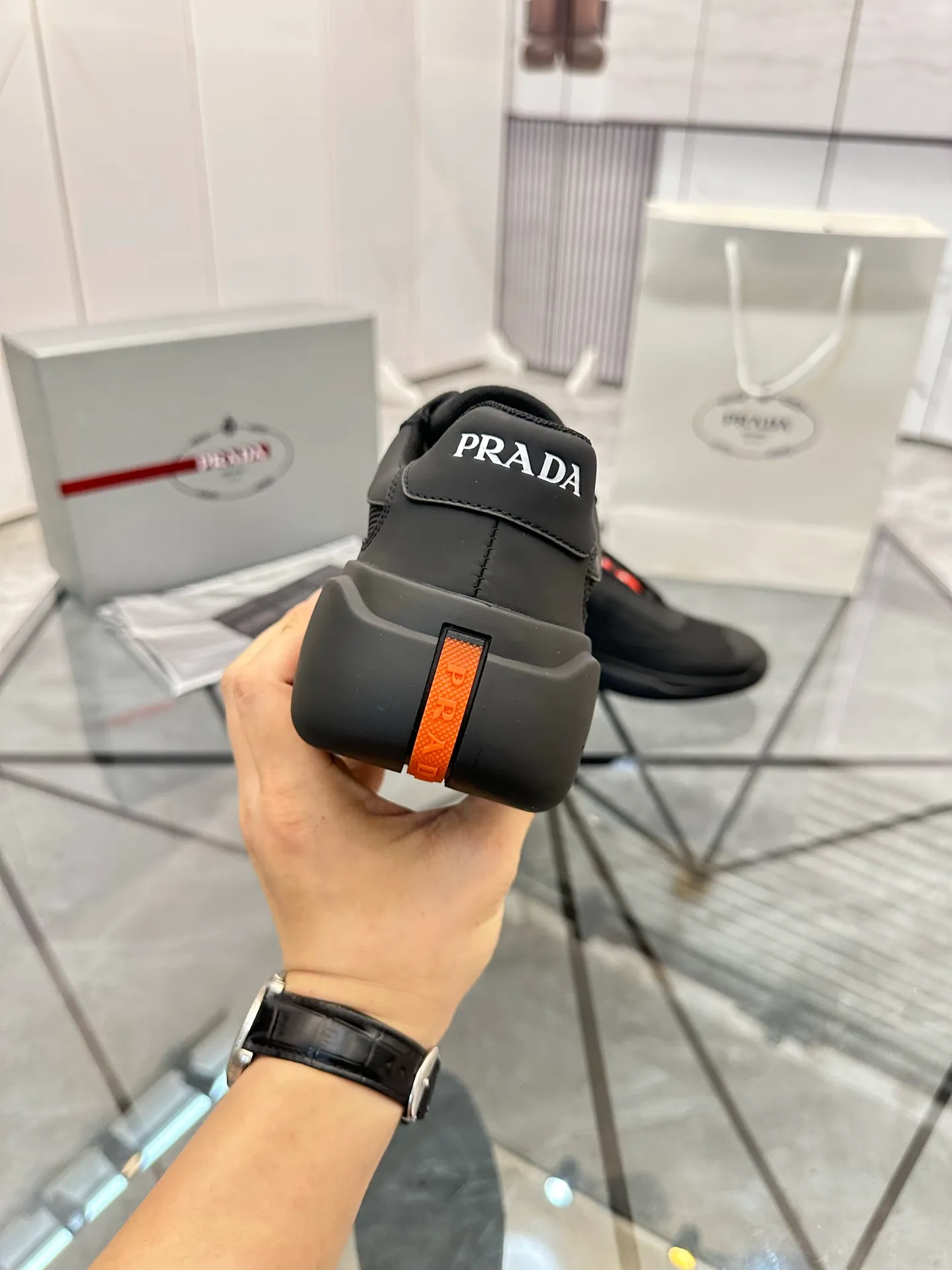 Men's shoes: 💰P660¥ High-end top quality Product trademark: Prada *"Prada*" low-top casual shoes Regular size: 38-45 (can be customized to 46) Product materials: Upper imported silk cowhide spliced ​​with original fabric, breathable lining, original outsole. No.: 001